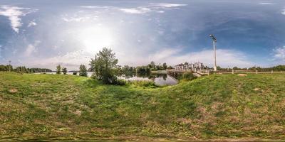 Vollständiges nahtloses sphärisches Panorama 360-Grad-Winkelansicht in der Nähe des Staudamms des Wasserkraftwerks in äquirechteckiger äquidistanter Projektion, vr ar Virtual-Reality-Inhalt foto