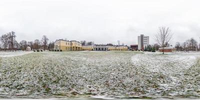 Wintermärchen volles nahtloses sphärisches Panorama 360-Grad-Winkelansicht Provinzstadt an bewölktem Tag in äquirechteckiger Projektion, bereiter vr ar-Inhalt der virtuellen Realität