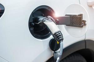 Ladebatterie für Elektroautos an der EV-Ladestation oder zu Hause. grüne Energie, umweltfreundliche Alternative, Technologie- und Umweltkonzepte foto