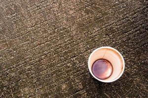 Kaffeefleck am Boden eines Pappbechers foto