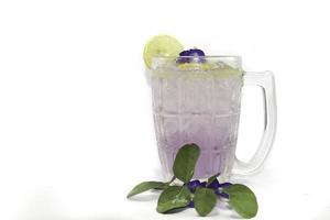 Purple Butterfly Pea Flower Water oder Butterfly Pea Flower Tea mit Honig und Zitrone ist ein gesundes Kräuterwasser mit Beta-Carotin auf weißem Hintergrund. foto