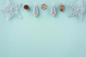 Draufsicht auf Weihnachtsfeiertagshintergrund. zusammensetzung des festlichen ornamentdekors flatlay. foto