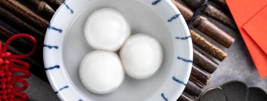 Blick von oben auf den großen Tangyuan Yuanxiao in einer Schüssel auf grauem Hintergrund für Neujahrsessen. foto