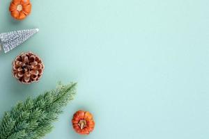 Draufsicht auf Weihnachtsfeiertagshintergrund. zusammensetzung des festlichen ornamentdekors flatlay. foto