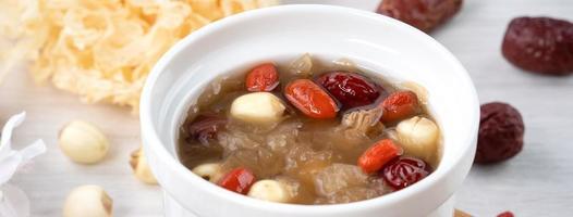 Nahaufnahme der süßen schneeweißen Pilzsuppe mit Lotussamen, chinesischen roten Datteln und Wolfsbeere. foto