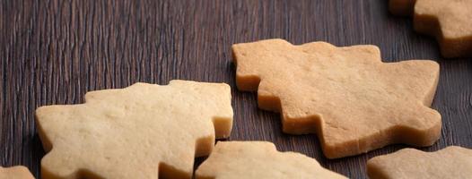 Nahaufnahme eines einfachen Lebkuchen-Weihnachtskekses auf Holzhintergrund. foto