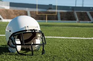 American Football Helm auf dem Feld