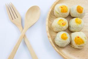 chinesisches gebäck mungbohne oder mondkuchen mit eigelb auf holzschale und löffelgabel foto