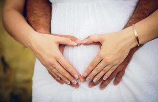 Ehemann umarmt seine schwangere Frau foto
