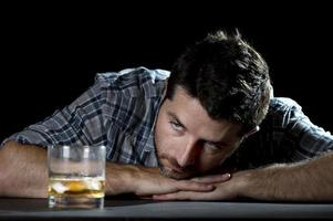 betrunkener alkoholischer Mann mit Whiskyglas im Alkoholismuskonzept foto