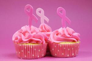 rosa Band Charity Cupcakes schließen oben. foto