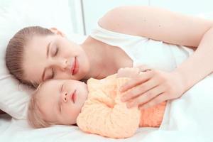 schlafendes Baby und seine Mutter foto