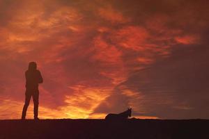 Mann Trekking in den Bergen mit einem wunderschönen Sonnenuntergang im Hintergrund, Bilbao, Baskenland, Spanien foto