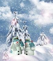 Weihnachtskarte. Schneemänner im Winterwald foto