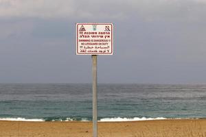 Verkehrszeichen und Schilder in Israel. foto