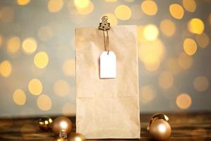 weihnachtsdekor des lebensmittellieferdienstes einweg-kraftpapierpaket. Fertige Bestellung, umweltfreundliche recycelbare Verpackung, Zero Waste. Feiertagsverpflegung, hausgemachte Süßigkeiten. verspotten, markieren foto