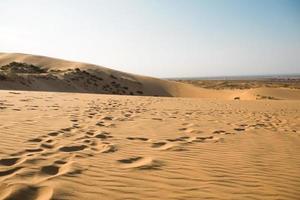 eine Spur von Fußspuren im Sand in der Wüste. Sarykum-Düne in Dagestan. Reise, natürliche Besichtigungstour foto