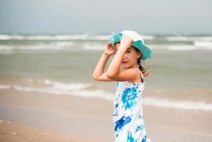 Porträt eines Mädchens am Meer. Das Kind genießt die Wellen, entspannt am Strand, reist. foto