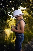 kleiner Junge spielt im Maisfeld foto