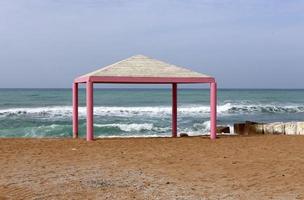 Baldachin vor der sengenden Sonne am Meer. foto