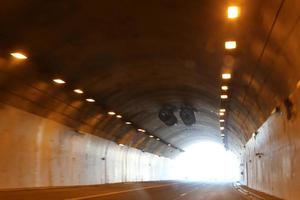 Straße in den Tunneln unter dem Berg in Israel. foto