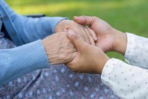 Händchen haltend asiatische Seniorin oder ältere alte Dame Patientin mit Liebe, Sorgfalt, Ermutigung und Empathie auf der Krankenstation, gesundes, starkes medizinisches Konzept foto