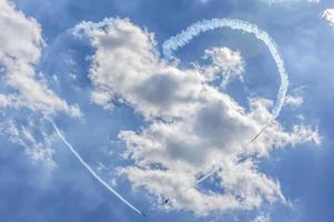 Herz aus Rauch von Flugzeugen. Luftlotsen foto