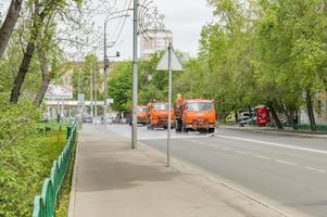 Moskau. Russland. 23. mai 2017. bashilovskaya str. drei Bewässerungs- und Reinigungsmaschinen im Einsatz. foto