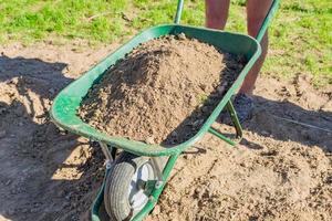 Nahaufnahme der Garten Schubkarre voller Erde voller Erde foto