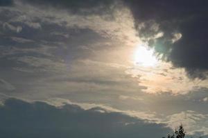 Hintergrund des Wolkenhimmels am Abend. schöne Sonnenuntergangswolkenlandschaft foto