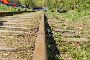 verlassene Eisenbahnstrecke in der Stadt foto