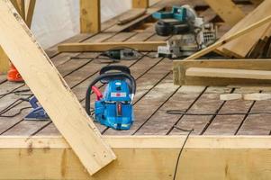 Elektrische Holzbearbeitungswerkzeuge - Stichsäge und Fräsmaschine am Bau foto