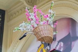 Fahrrad mit Blumen im Korb, Innendekoration foto