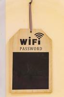 Holzschreibtisch für WLAN-Passwort an der Wand foto