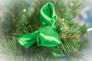 Nahaufnahme von Christbaumschmuck. dekorativer grüner Schleifenknoten in einem Pelzbaum foto