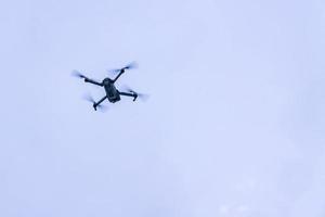 fliegende drohne gegen blauen himmel foto