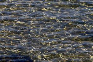 die Farbe von Meerwasser in seichtem Wasser. foto