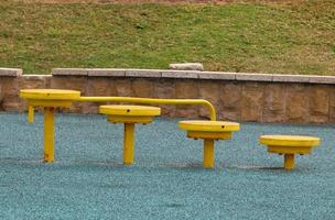 Sportgeräte und Ausrüstung in einem Stadtpark an der Mittelmeerküste. foto