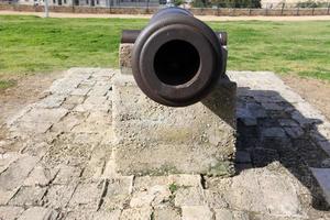 21. Januar 2019 Israel. Alte Kanone auf der Festungsmauer in der Stadt Akko. foto