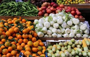 frisches gemüse wird auf einem basar in israel verkauft. foto