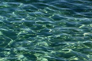 die Farbe von Meerwasser in seichtem Wasser. foto