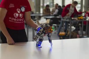 Moskau, Russland 16. März 2017 stellt ein Junge einen Roboter beim Robofest des Roboterfestivals Russland 2017 vor foto