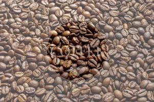 Kaffeebohnen-Texturhintergrund mit Text und Herzen foto
