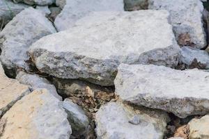Nahaufnahme eines Haufens grauer Steine im Freien foto