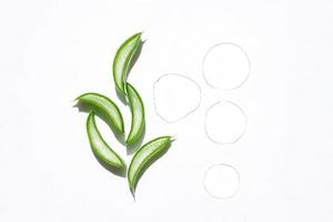 in Scheiben geschnittenes Blatt der Aloe Vera auf weißem Hintergrund. natürlicher organischer Inhaltsstoff für Kosmetika. Aloe-Gel. foto