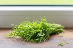 Grüner Dill auf Schneidetisch, weicher Fokus foto