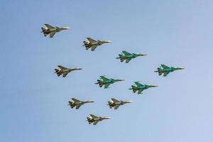 moskau, russland - 4. mai 2018 russische luftwaffe su-34, su-30, su-27 flugzeuge während der siegesparade-probe foto