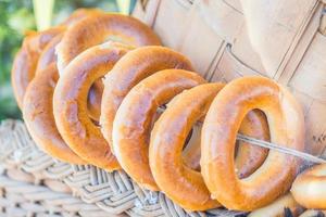 viele verschiedene Bagels an Fäden aufgehängt foto