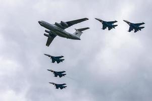 kubinka, region moskau, russland - 21. mai 2016. il-76 und su-27. Flugschau zu Ehren der Feierlichkeiten zum 25-jährigen Jubiläum der Kunstflugstaffeln Russische Ritter und Mauersegler. foto