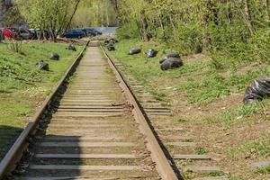 verlassene Eisenbahnstrecke in der Stadt foto